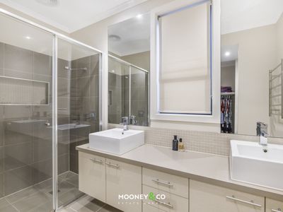 8 Dan Morgan Drive, Cranbourne East