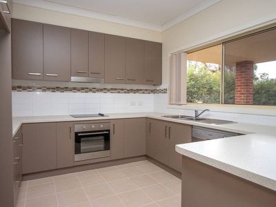 2 / 77 Cambridge Drive, Mansfield