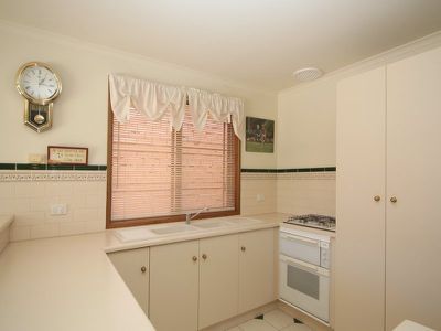 8 Clay Court, Renown Park