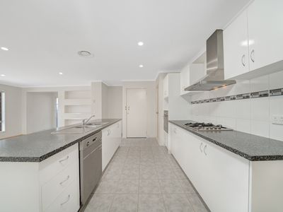 8 Manifera Close, Manor Lakes