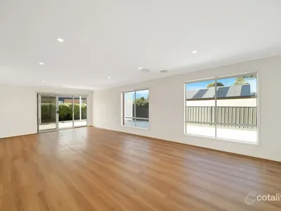 8 Manifera Close, Manor Lakes