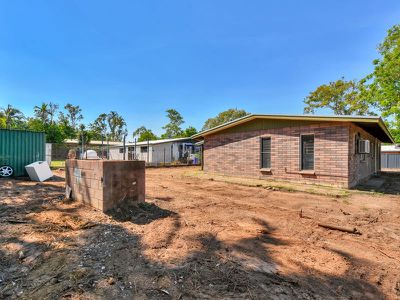 2 Tiverton Court, Moulden