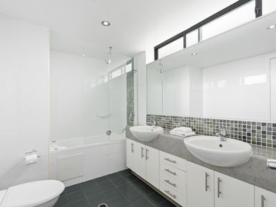 19 / 136 Marine Parade, Southport