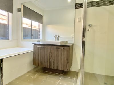 1158 Ison Road, Manor Lakes