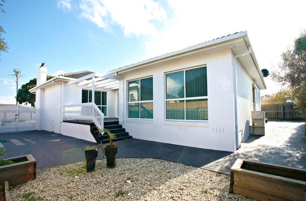 2 Arncliffe Blvd, Greenvale