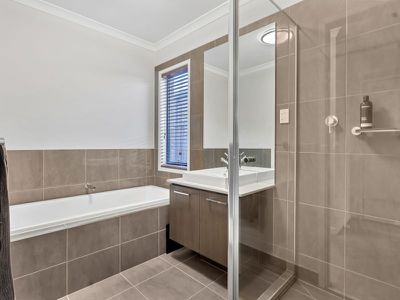 8 Malmesbury Road, Cranbourne North