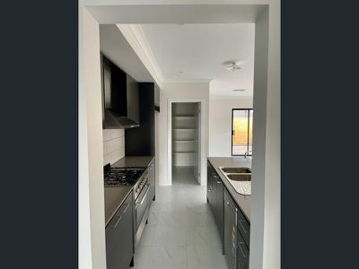 8 Breezy Circuit, Werribee