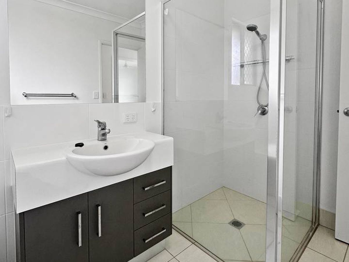11 Rosenberg St, Atherton