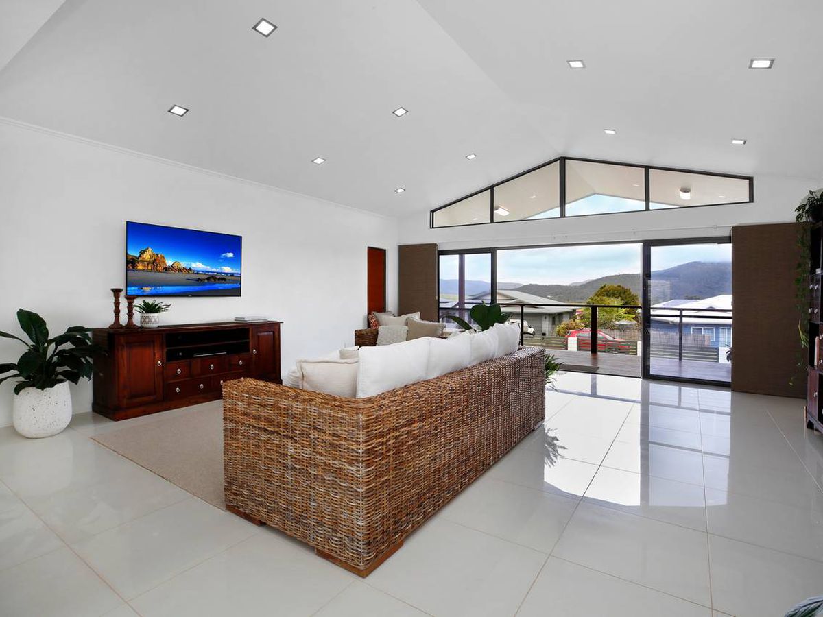 16 MITCHELL DRIVE, Atherton