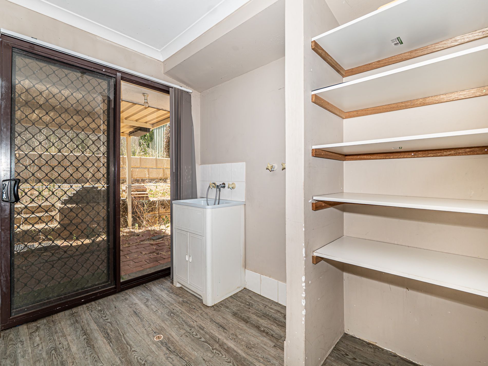 11 McNairn Cross, Leda