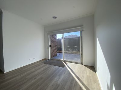 16 Lamongan Rise, Truganina