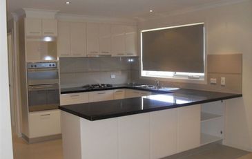 1 / 11 McCaffery Rise, Pakenham