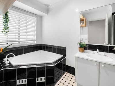 12 Wyattville Drive, West Hoxton