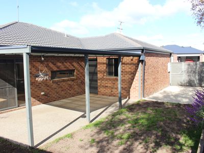 4 Hazelwood Crescent, Leopold
