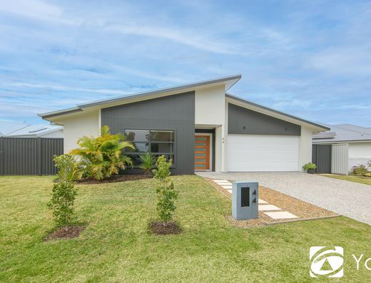 Modern 4-Bedroom Home in Yamba Quays