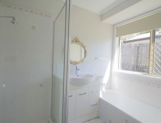 Tidy home in great location image 4