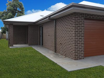 2 / 41 First Street, Weston