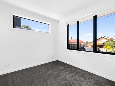 1 / 12 Irvine Crescent, Brunswick West