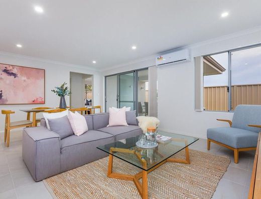 Modern 3x2 Home – Low Maintenance Living in a Prime Location!
