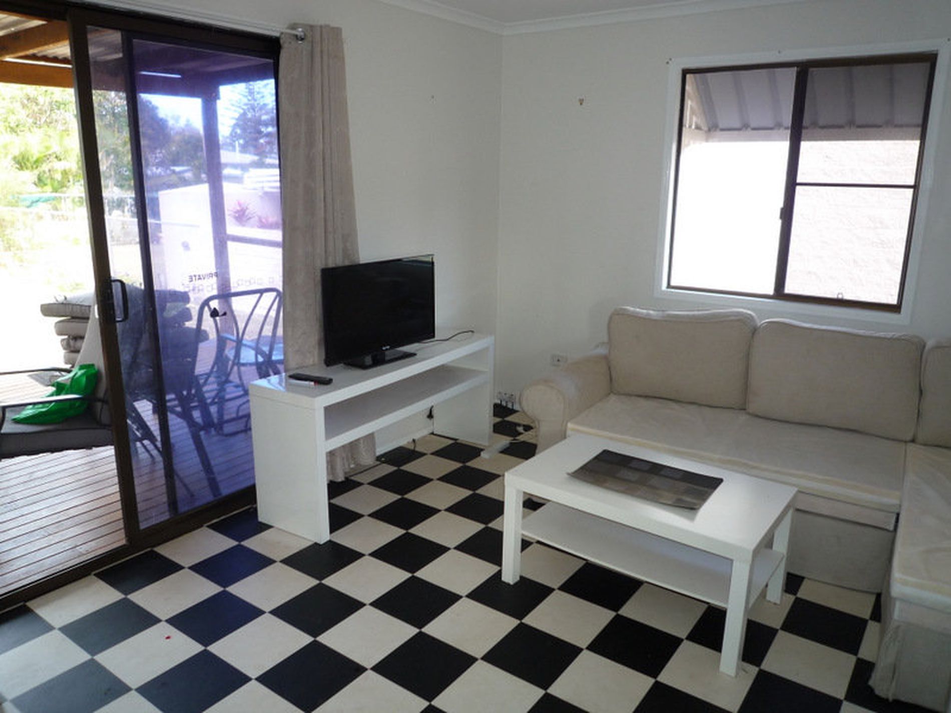 12 Oak Street, Woodgate