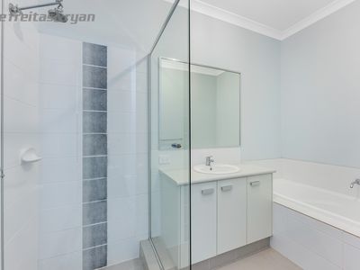 261 Lake Valley Drive, Lakelands