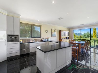 9 Allamar Court, Tawonga South