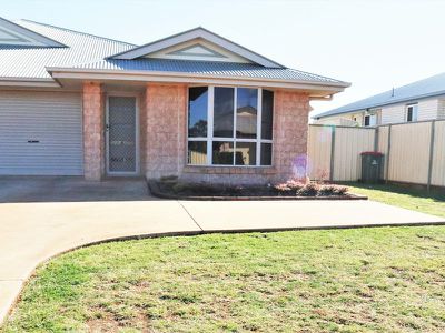 2 / 5 David Place, Kingaroy