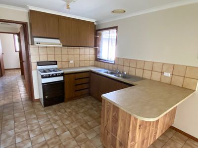 2 / 10 Sinns Avenue, Werribee
