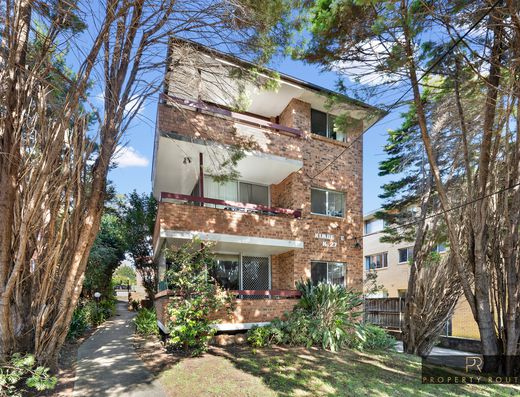 Top Floor | 2 Bedrooms | Big Balcony | Lock-Up Garage