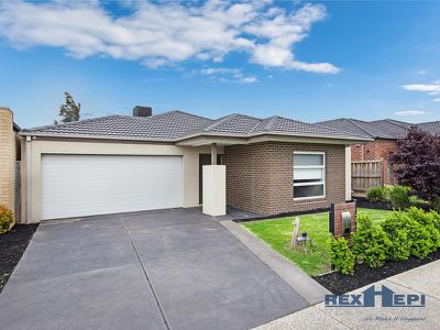5 Fieldstone Crescent, Cranbourne North