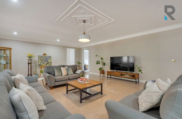 8 Pine Grove, Mickleham