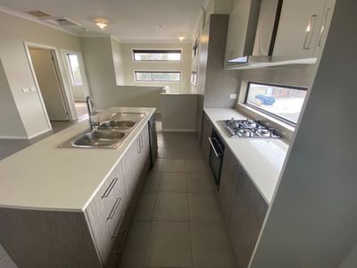 1 / 24 Tamarind Crescent, Werribee
