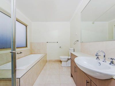 2 / 6 Ozzimo Way, Werribee