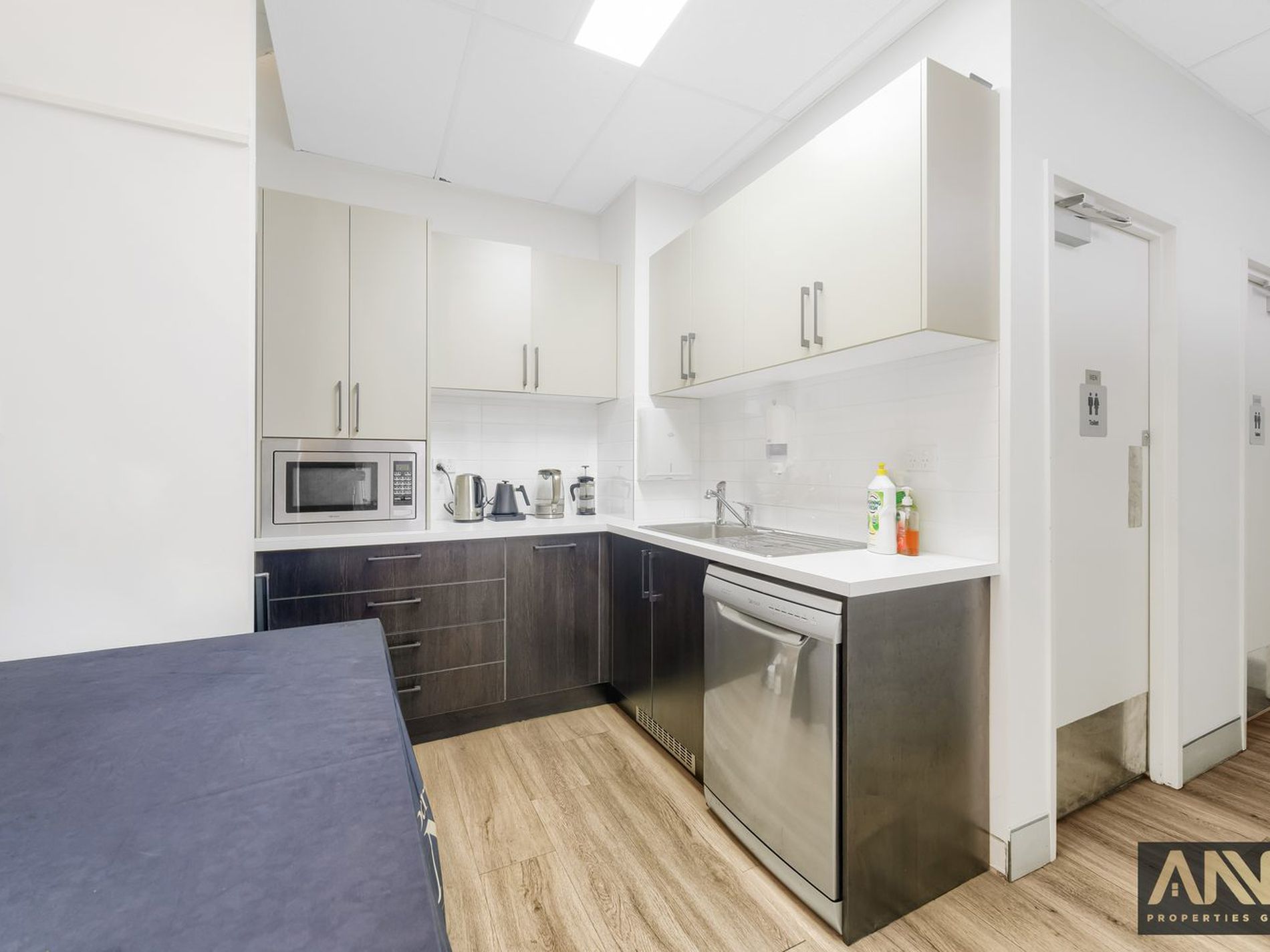 Tenanted Showroom and Office Investment Near Bella Vista Metro — image 9
