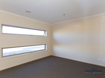 8 Herring Avenue, Cranbourne North