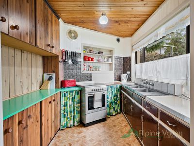 13 Coolumbooka Avenue, Tawonga South