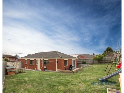 32 Manatoka Crescent, Hampton Park