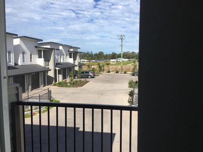 1 / 36 Marmoset Parade, Dakabin