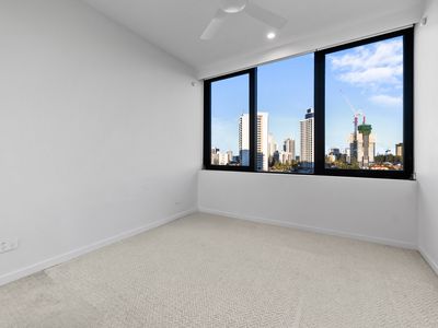 1007 / 15 Cannes Avenue, Surfers Paradise