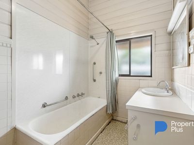 7 WINDSOR AVENUE, Charlton