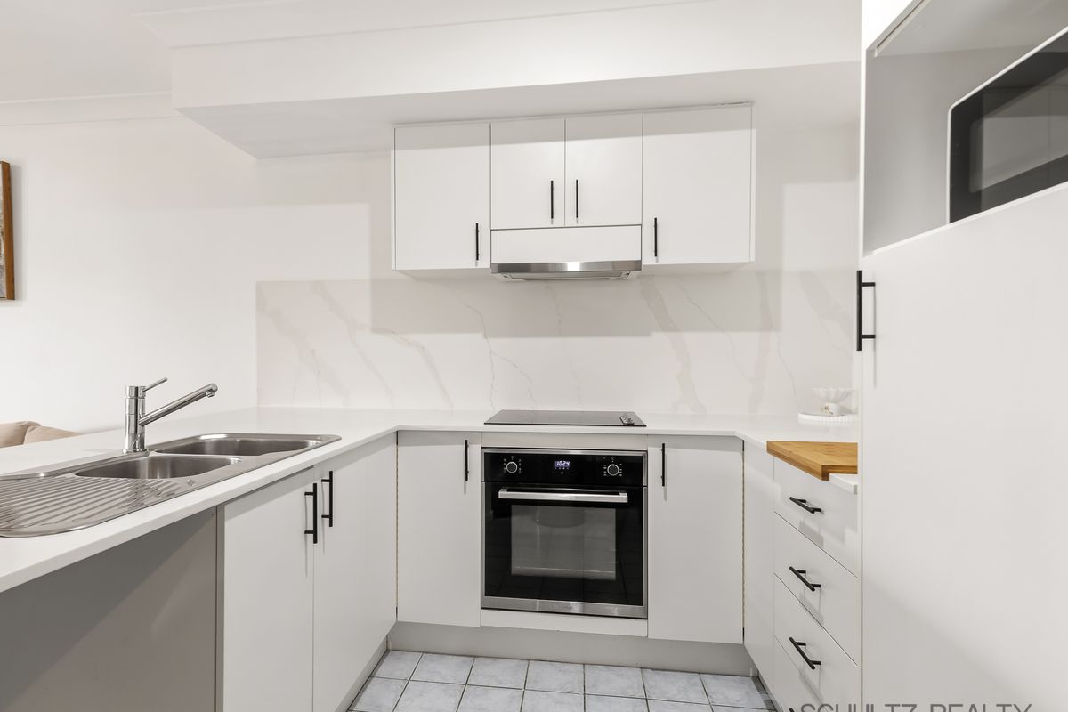 Spacious 3 Bedroom Townhouse With Water Views In A Great Location