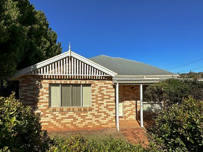 1 / 2 Balanga Court, South Toowoomba