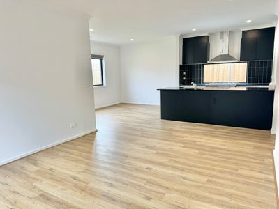 125 Plane Avenue, Mambourin