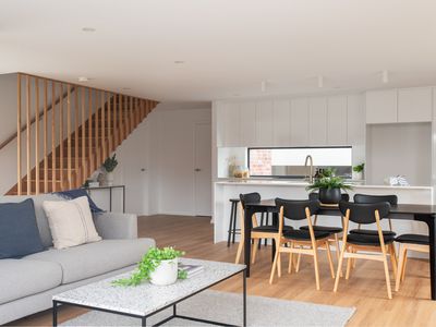 2 Leeman Court, Riverside