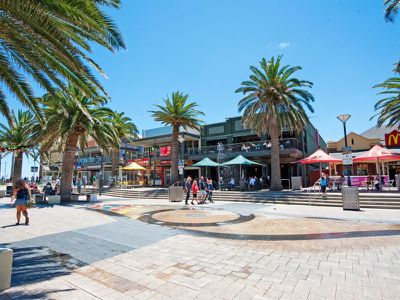 9 / 2 First Avenue, Glenelg East