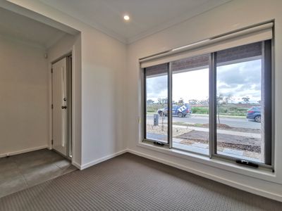 35 Hoffman Cr, Truganina