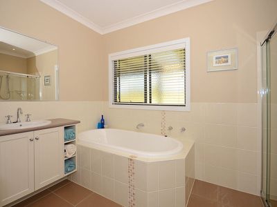 12 OAKES DRIVE, Burrum Heads