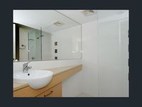 10 Grand Pde  , Kawana Island