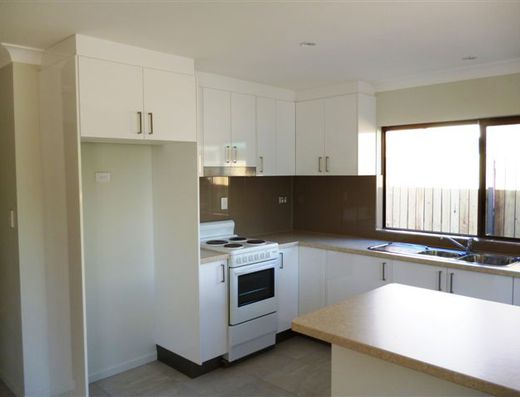 Centrally located Noosaville unit image 3
