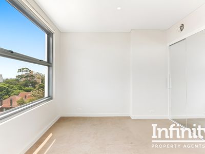 R213 / 200-220 Pacific Highway, Crows Nest